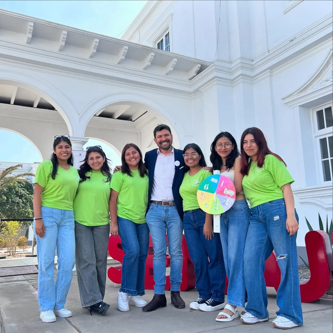 Voluntarias de BUC con polos lima en un evento junto a un aliado