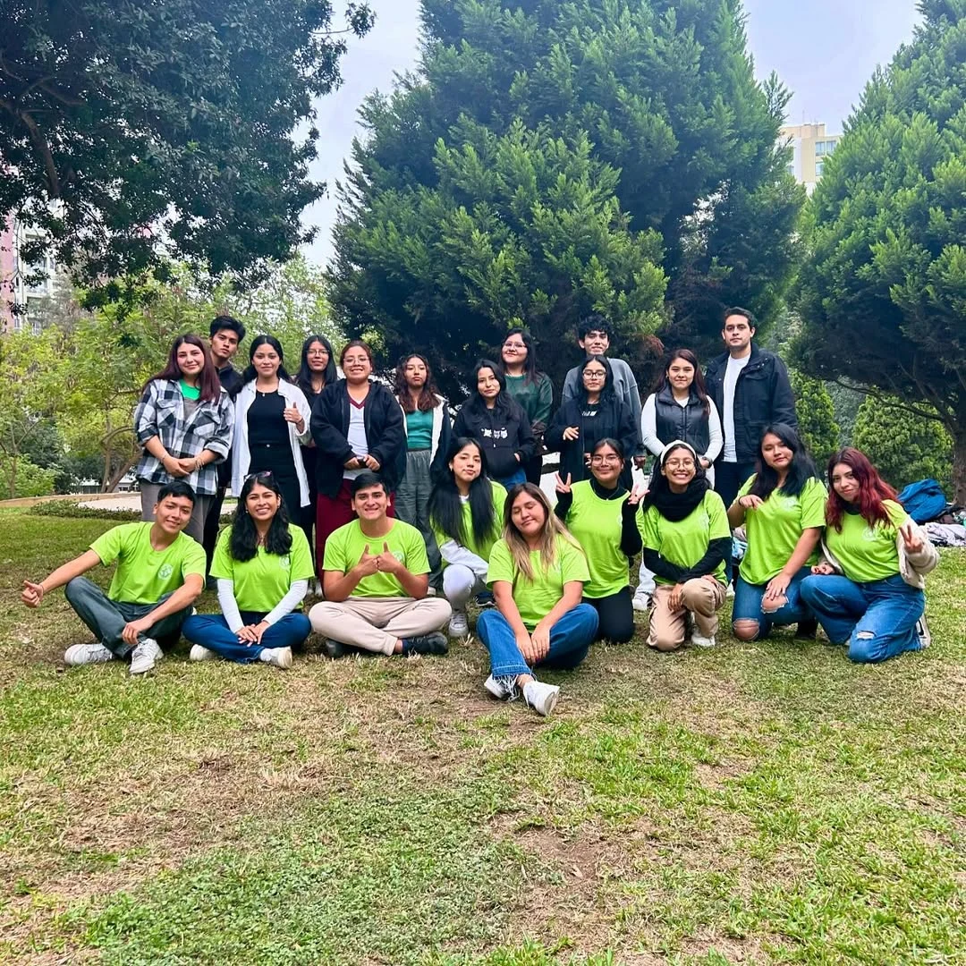 Voluntarios de BUC con polos lima reunidos en un parque